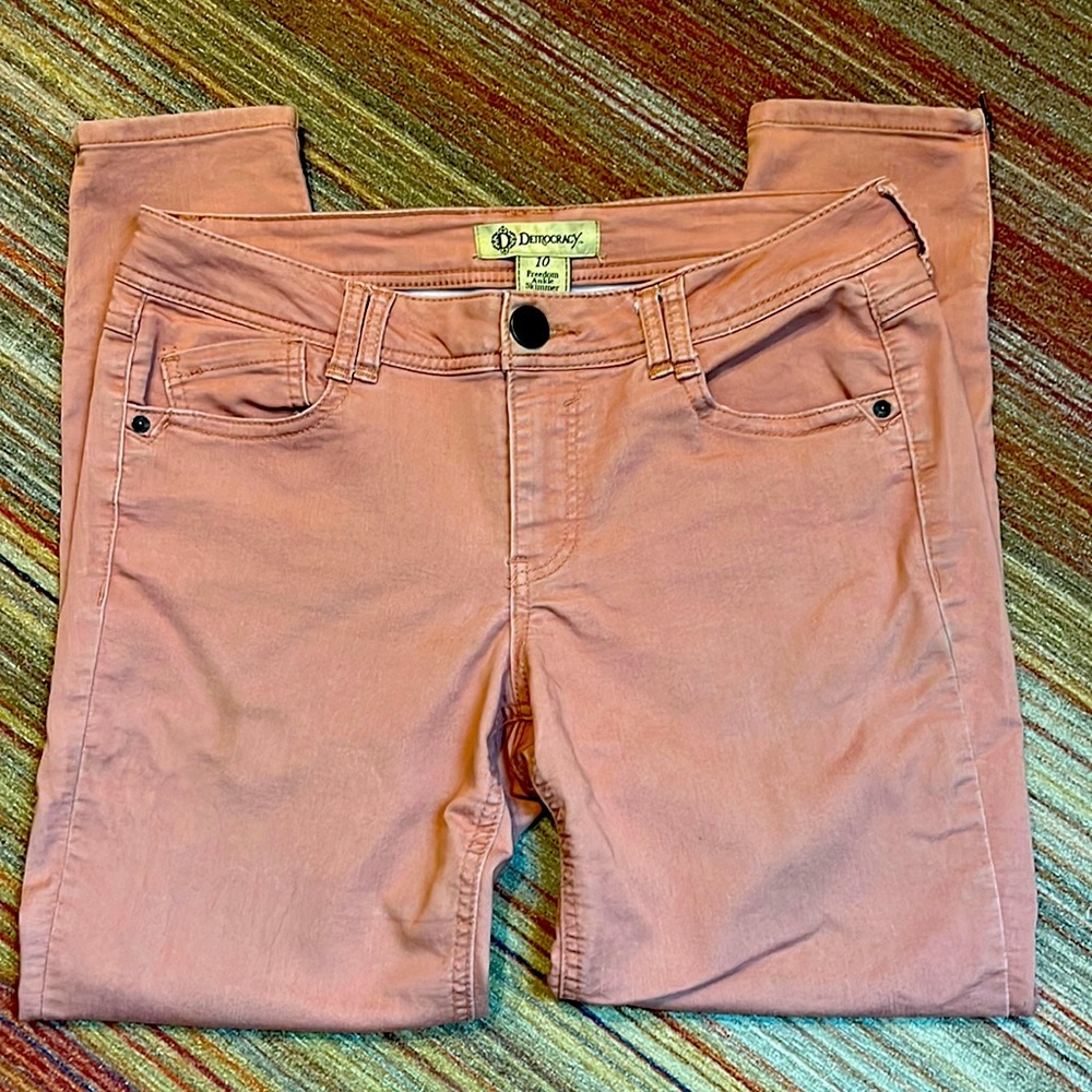 Democracy Women's Cropped Pants in Peach